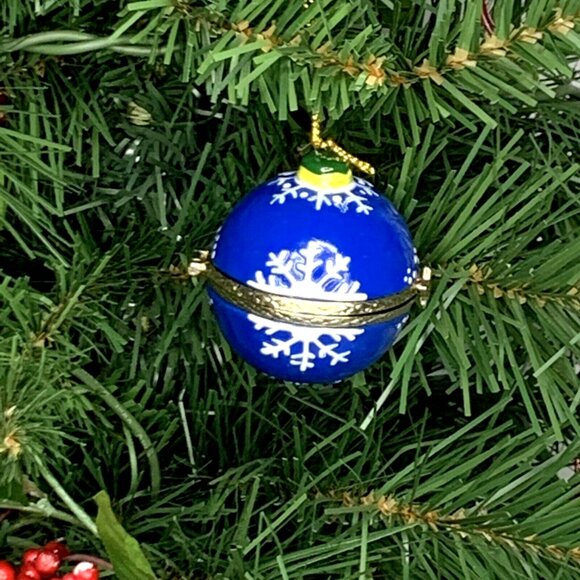 Snowflake Blue Ball Porcelain Hinged Surprise Trinket Box Christmas Ornament - Picture 5 of 5